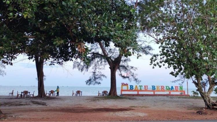 Pantai Batu Berdaun